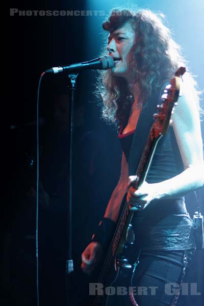 MELISSA AUF DER MAUR - 2010-04-11 - PARIS - La Fleche d'Or - 